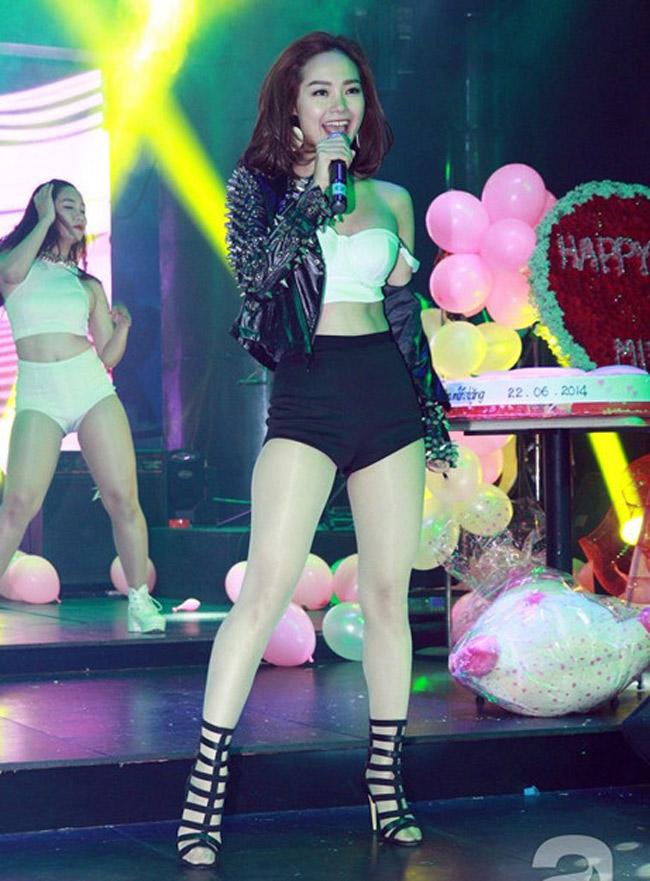 Soi lỗi thường gặp của sao Việt khi đi tất da chân-4