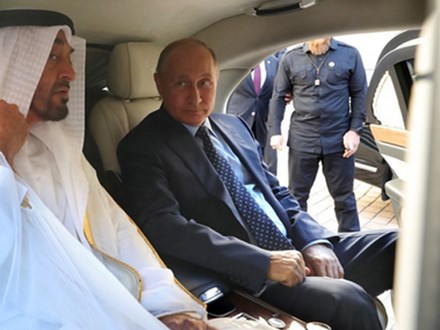 Tổng thống Putin khoe siêu xe mới với Thái tử Abu Dhabi