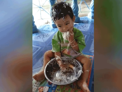 Clip bé trai ăn bún 'bá đạo' hút 2 triệu lượt xem vì quá đáng yêu
