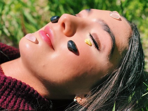 Tưởng chỉ nghịch cho vui, ai ngờ đặt đá lên mặt đang là trào lưu làm đẹp được nhiều tín đồ thế giới ưa chuộng