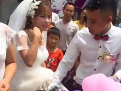 Lâu lắm rồi mới có một đám cưới đón dâu bằng... xe đạp khiến dân mạng thích thú