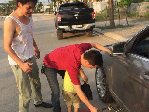 Hỏng xe giữa trời nóng 37 độ, lời đề nghị của người lạ khiến tài xế sững lại trong giây lát
