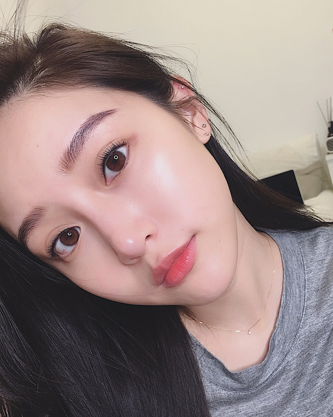 Con gái Hàn da đẹp mịn mướt là nhờ đắp thêm 2 miếng bông tẩy trang trước khi đánh kem nền hoặc cushion-3