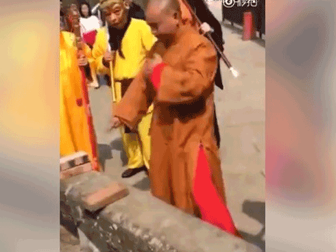 Màn điểm huyệt rùng rợn của võ sư khiến người phụ nữ đau đớn ngã bật ngửa-3