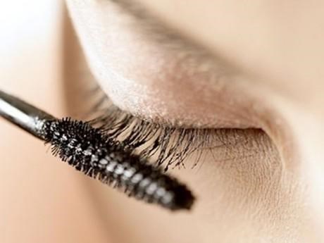 Người phụ nữ kinh hãi khi thấy thứ này trong mắt do thói quen xấu lúc dùng mascara 25 năm