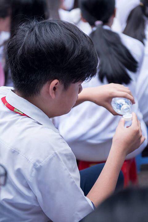 Chỉ đổ nước vào mắt khi đang ngồi dưới sân trường thôi mà cậu học sinh khiến bao người tranh cãi-1
