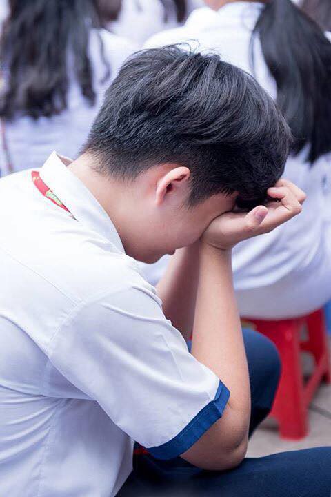 Chỉ đổ nước vào mắt khi đang ngồi dưới sân trường thôi mà cậu học sinh khiến bao người tranh cãi-3