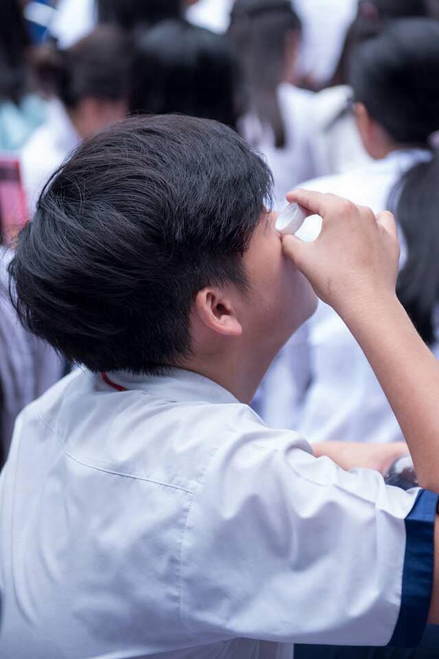 Chỉ đổ nước vào mắt khi đang ngồi dưới sân trường thôi mà cậu học sinh khiến bao người tranh cãi-2