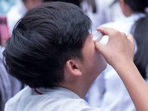 Chỉ đổ nước vào mắt khi đang ngồi dưới sân trường thôi mà cậu học sinh khiến bao người tranh cãi