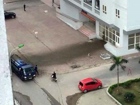Hy hữu: Xe bồn chở phân bất ngờ phát nổ trước sảnh chung cư, người dân khóc dở mếu dở