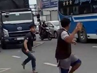 Hỗn chiến giữa xe khách và xe tải sau va chạm