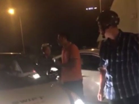 Tài xế ô tô suýt đâm vào 2 con nhỏ, cư xử của người cha khiến dân mạng