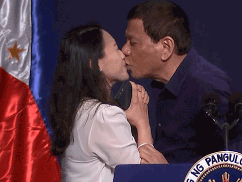 Tổng thống Duterte gây phẫn nộ với hành động hôn môi nữ khán giả