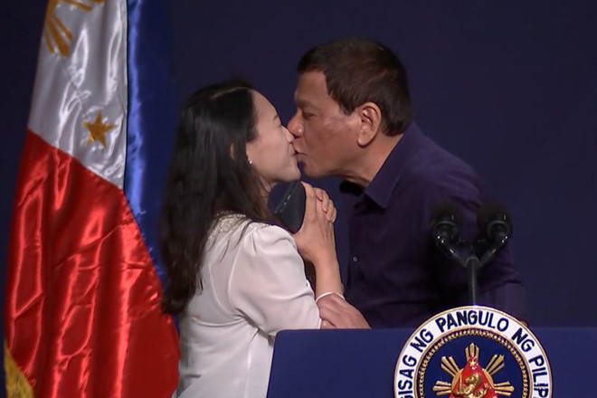 Tổng thống Duterte gây phẫn nộ với hành động hôn môi nữ khán giả-1