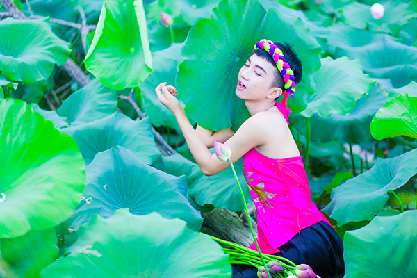 Nam sinh mặc yếm khoe lưng trần trong đầm sen gây tranh cãi-2