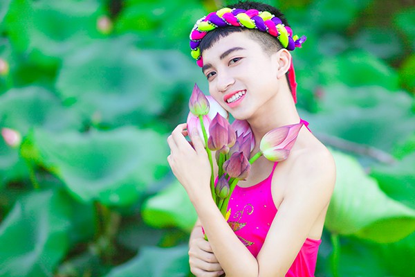 Nam sinh mặc yếm khoe lưng trần trong đầm sen gây tranh cãi-1