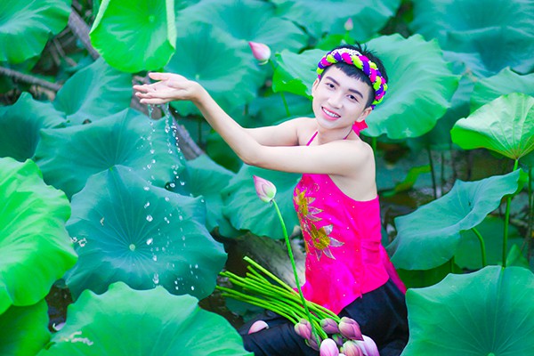 Nam sinh mặc yếm khoe lưng trần trong đầm sen gây tranh cãi-3