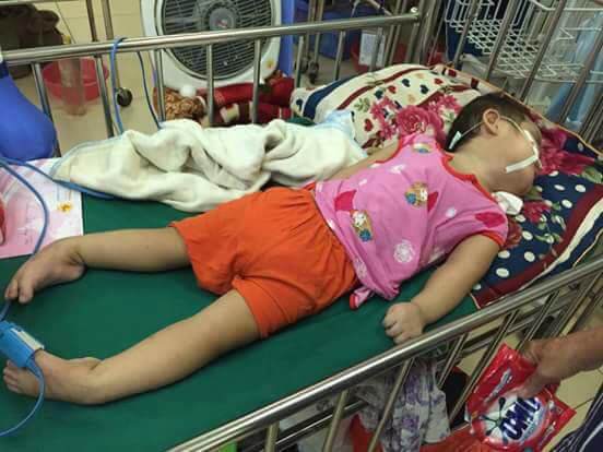 Tưởng chỉ ốm sốt thường, mẹ ngỡ ngàng sau 1 tháng đi viện, con về với thân hình co quắp-4