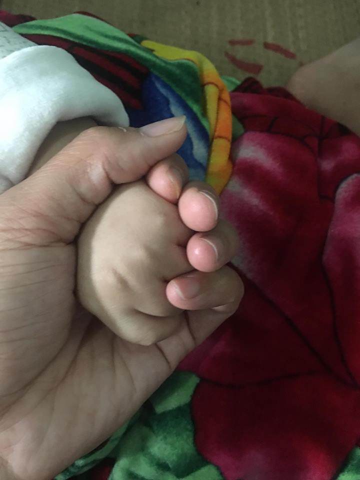 Tưởng chỉ ốm sốt thường, mẹ ngỡ ngàng sau 1 tháng đi viện, con về với thân hình co quắp-3