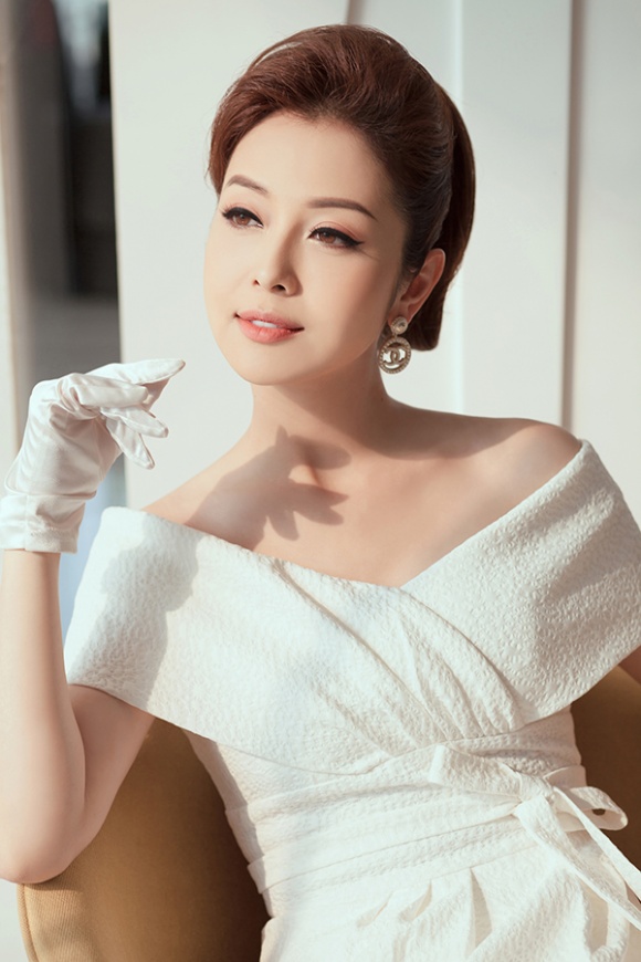 Đã là gái ba con, Hoa hậu Jennifer Phạm vẫn khoe vẻ đẹp diễm lệ hiếm ai bằng-2