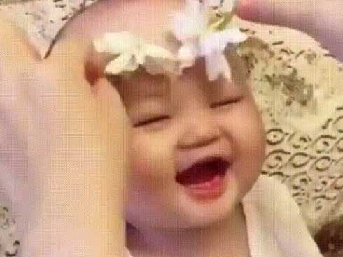 Tan chảy với vẻ đáng yêu của bé được mẹ vuốt ve bằng bông hoa