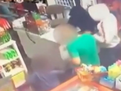 Bố bị bắt làm con tin, bé trai 6 tuổi xông vào cứu bố khỏi tên cướp có súng