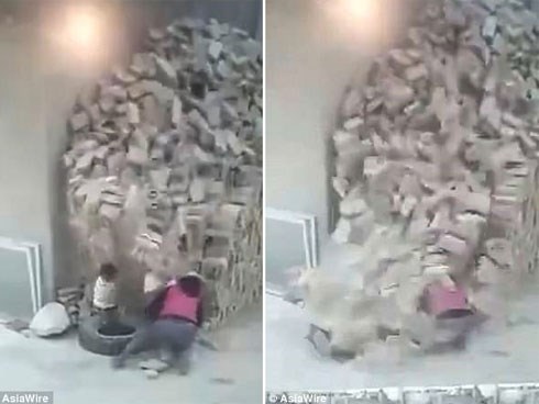Clip: Theo mẹ đến công trường xây dựng, hai đứa trẻ bị cả đống gạch đổ ập xuống người