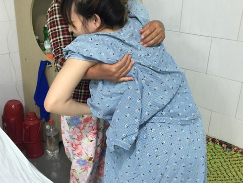 Mẹ 9x vật vã với từng cơn đau đẻ khiến hội chị em vừa buồn cười vừa sợ 