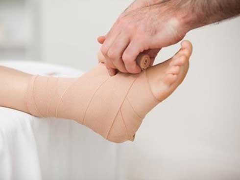Đi giày cao gót bị trẹo chân, 7 ngày sau cô gái đột ngột tử vong vì điều không ngờ