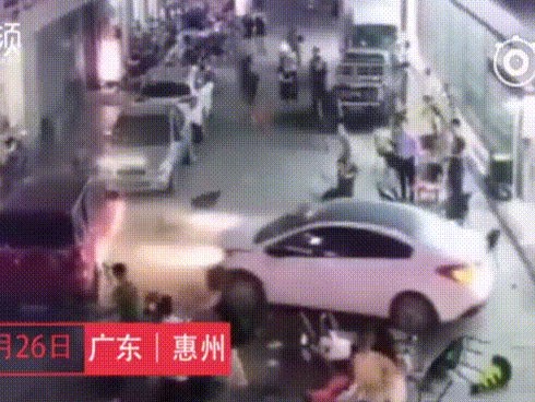 Ô tô bất ngờ lao vào đám đông khiến nhiều người bị thương