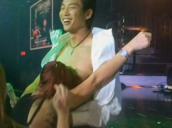 Xôn xao clip nam ca sĩ Đan Nguyên hồn nhiên để fan nữ cởi áo hôn lên ngực