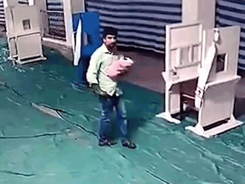 Bị bạn chê có quá nhiều con, người đàn ông nhẫn tâm vứt bỏ đứa con mới 2 ngày tuổi