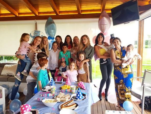 Mateo - Eva đáng yêu trong tiệc thôi nôi, nhưng ông bố nổi tiếng Ronaldo lại vắng mặt-4