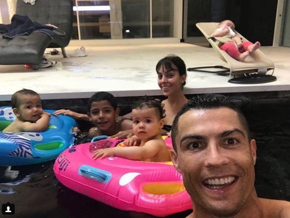 Mateo - Eva đáng yêu trong tiệc thôi nôi, nhưng ông bố nổi tiếng Ronaldo lại vắng mặt-3