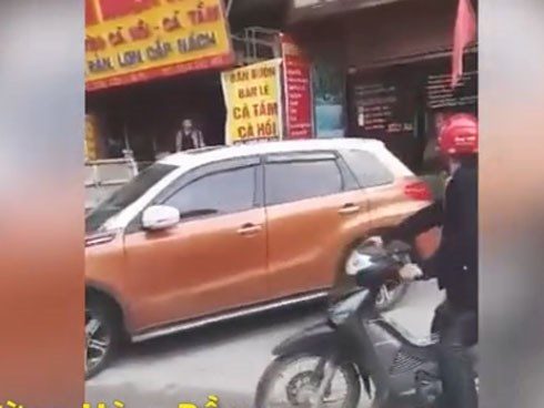 Bị CSGT nhắc nhở, nữ tài xế đỗ ô tô giữa đường chống đối
