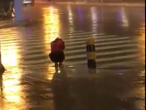 10s cô gái gục khóc dưới mưa hút hơn 3,5 triệu view, đọc đến bình luận ai cũng ứa nước mắt