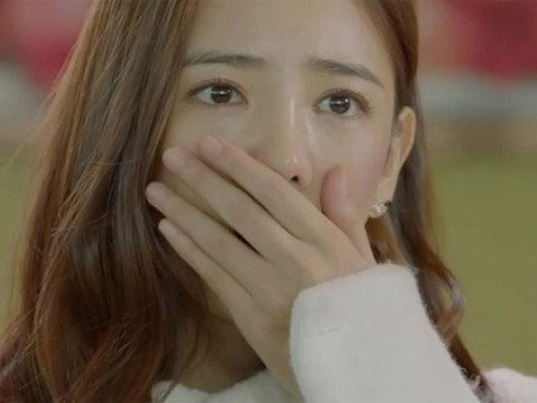 Mẹ người yêu hắt cả chậu nước rửa bát vào chân mình trong ngày đầu ra mắt vì để con trai bà rửa bát