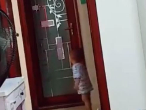 Em bé hốt hoảng vì mẹ bỗng nhiên... biến mất
