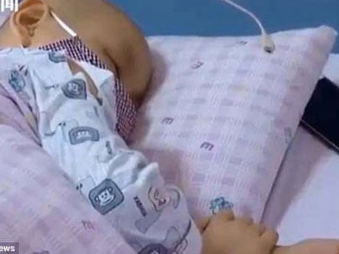 Bé trai mắc ung thư cầu xin mẹ sớm quay trở lại, 
