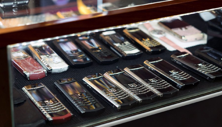 Hiếm có Việt Nam: Tay chơi sưu tập bộ điện thoại Vertu chục tỷ-1