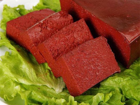 Tiết lợn có lợi ích tuyệt vời đối với sức khỏe nhưng có 3 nhóm người không nên ăn