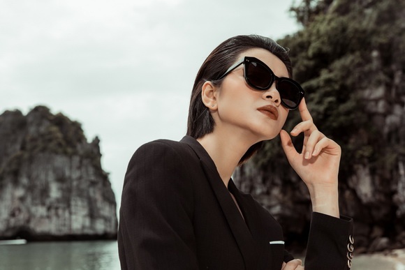 Siêu mẫu Hạ Vy tiếp tục thể hiện đẳng cấp bà trùm quyền lực qua loạt ảnh mới-2