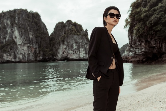 Siêu mẫu Hạ Vy tiếp tục thể hiện đẳng cấp bà trùm quyền lực qua loạt ảnh mới-1