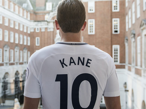 Bị CĐV Arsenal ném chai nước vào đầu, đồng đội của Son Heung-min đáp trả cực mạnh-7