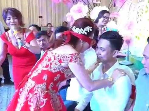 Cô dâu xinh như mộng bịt mắt ngửi mùi tìm chồng