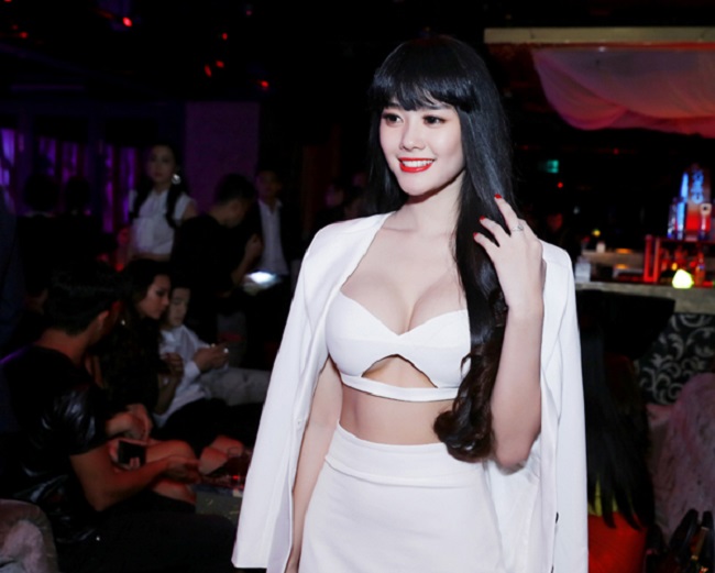 Dàn mỹ nhân Việt mặc mốt lộ chân ngực: Ai soán ngôi được Thanh Bi?-6