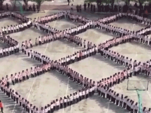 Màn đồng diễn tuyệt vời của hàng trăm học sinh khiến người xem tròn mắt