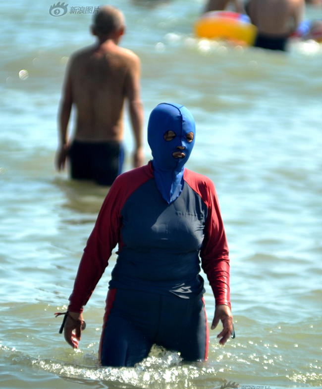 Sốc với hình ảnh gái ngoan đoan chính đi biển-2