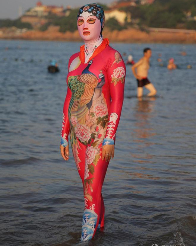 Sốc với hình ảnh gái ngoan đoan chính đi biển-8