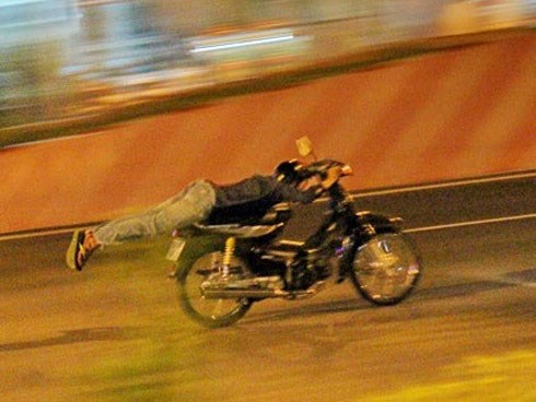 Thanh niên tử vong sau màn vít ga 'núp gió' trên xe máy